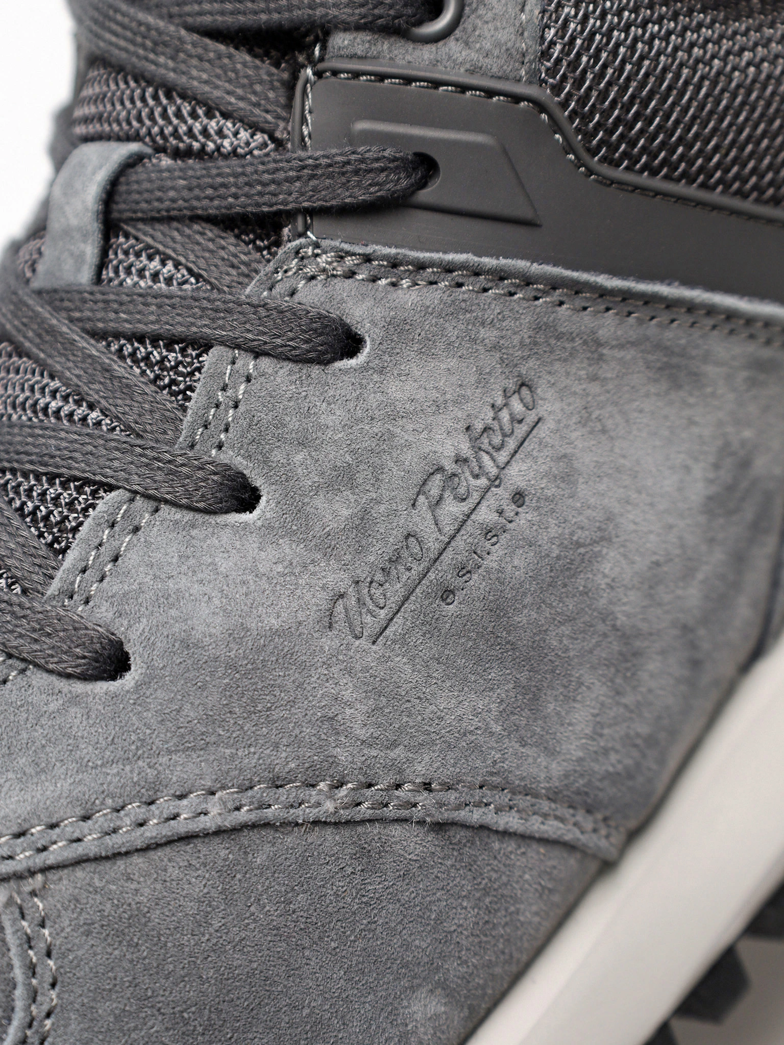 Кроссовки серого цвета комбинированные на рельефной подошве